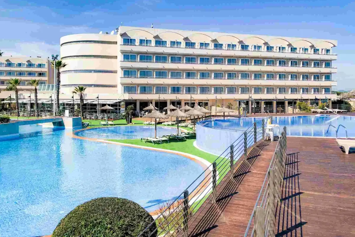 Pool-Landschaft am Strand