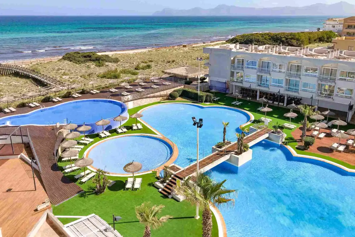 Aparthotel Platja Daurada — Pool aus der Luft
